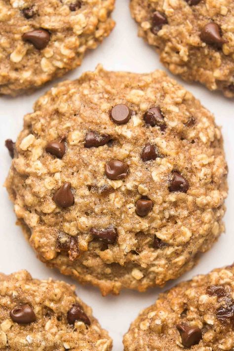 {HEALTHY} Caramel Chocolate Chip Oatmeal Cookies -- supremely chewy & only 99 calories! They taste INCREDIBLE, just like indulgent recipes! I've already memorized the recipe because I make them so often! Quaker Oatmeal, Chocolate Chip Oatmeal Cookies, American Cookies, Breakfast Cookie, Oatmeal Breakfast Cookies, Cookies Healthy, Banana Oatmeal Cookies, Cowboy Cookies, Spiced Chocolate