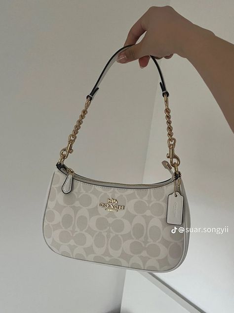 Tas Coach, Tas Gucci, My Style Bags, Trendy Purses, Luxury Bags Collection, Handbag Essentials, Tas Fashion, Pola Gelang, Girly Bags