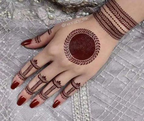 20+ Backhand Mehndi Designs to Make You Stand Out Diwali Mehendi, Mehndi Arabic, Round Mehndi Design, Mehndi Designs Back Hand, Mehndi Designs Back, Hand Mehndi Designs, Mehndi Designs Simple, Mehndi Outfit, Back Hand Mehndi