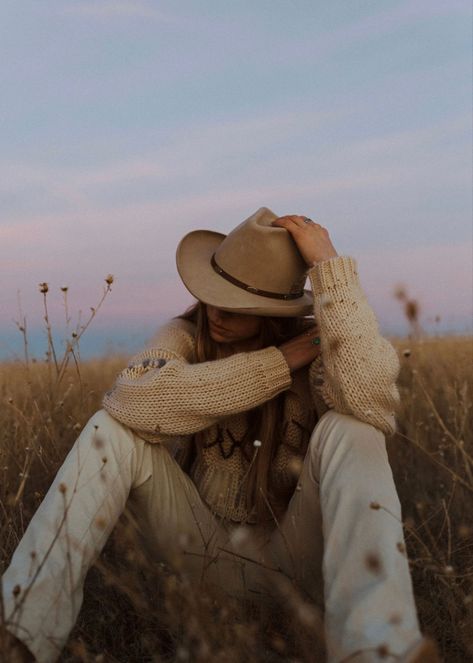 Western Photoshoot Ideas, Western Photo Shoots, Cowgirl Photoshoot, Horse Photography Poses, Cowgirl Photo, Western Photoshoot, Desert Photoshoot, Western Photo, Western Photography