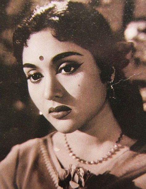 Vintage Indian Makeup, Retro Bollywood Aesthetic, Indian Fashion Aesthetic, 1980 Makeup, Bollywood Vintage, 60’s Makeup, Make Up India, Indian Retro, Vintage Bollywood Aesthetic