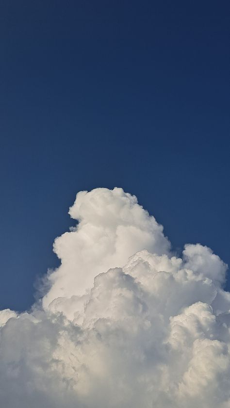 Morning Background, Angelcore Aesthetic, Dark Blue Wallpaper, Wallpaper Sky, Cloud Photos, Simple Phone Wallpapers, Morning Sky, Cloud Wallpaper, Iphone Wallpaper Photos