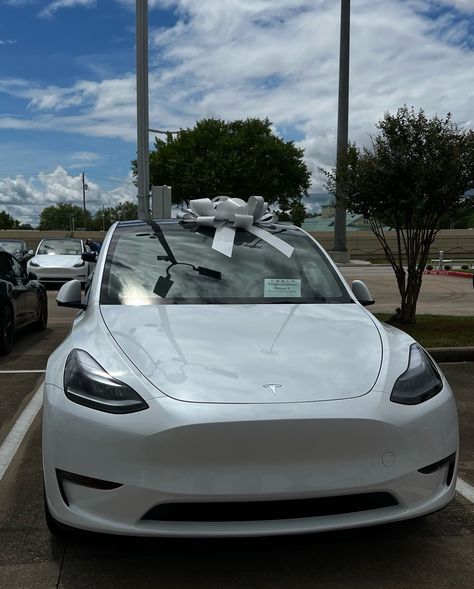 2024 Tesla Model Y 💌🎧 enjoy the spam of me and my white gyal 🤍 so blessed. Cute Tesla, White Tesla Model 3, Tesla Model Y White, White Tesla, Tesla Aesthetic, Tesla Y, 2025 Prayer, Vision Board Pics, I Declare