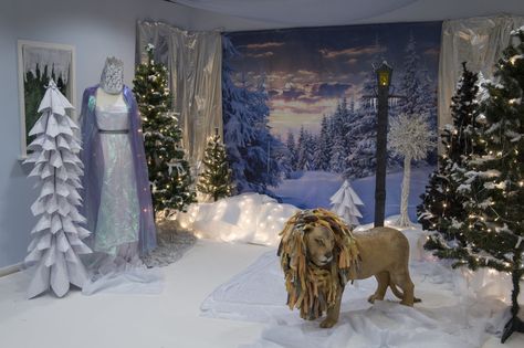 Frozen Immersive environment - Narnia Theme - great ideas and inspiration for a winter themed scene from TTS Group. Narnia Inspired Christmas Decor, Narnia Window Display, Narnia Backdrop, Chronicles Of Narnia Decorations, Narnia Library, Narnia Decor, Narnia Classroom, Frozen Backdrop, Narnia Birthday