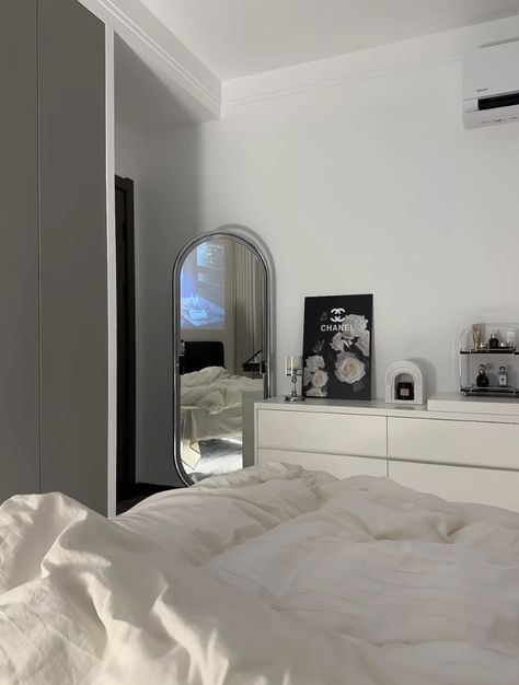 15 Sqm Bedroom Design, Room Inspo Aesthetic Minimalist, Room Inspo Modern, Acubi Room, Minimal Modern Bedroom, Room Inspo Aesthetic, White Room Decor, Room Redesign, Aesthetic Minimalist