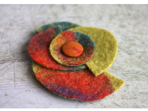 Brooch Ideas, Brooch Felt, Felted Wool Crafts, Felt Beads, Fabric Brooch, Felt Embroidery, Felt Jewelry, Needle Felting Projects, Wool Projects