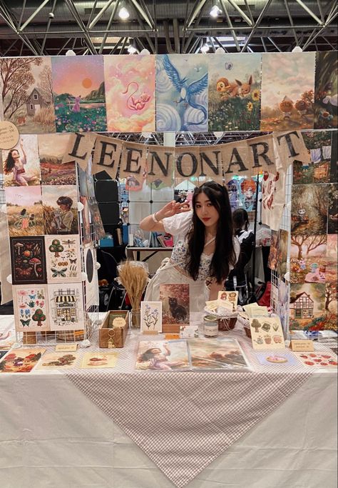 Leen at @Dokomi Düsseldorf 2023 | 🛒 leenonart.etsy.com | instagram: @leenonart | . . . . . . . . #artdisplay #boothdisplay #artbooth #artistalley #anime #convention #comiccon #dokomi #cottagecore #art #illustration #childrensbookillustration #smallartist #smallbusiness #digitalart #digitalpainting #procreate #forestcore Art Fair Stand Ideas, Art Sale Ideas, Cute Booth Ideas, Artist Alley Print Display, Convention Artist Booth, Vender Display Ideas, Indoor Art Booth Display Ideas, Art Convention Booth, Comic Con Artist Alley