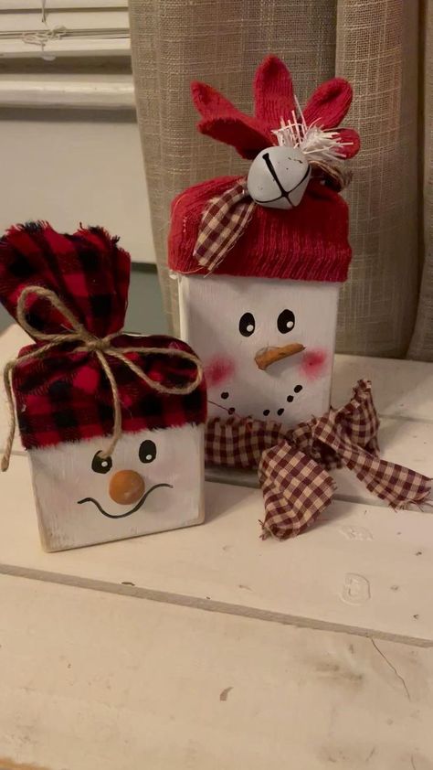 Wood Block Snowman, Block Snowman, Snowman Crafts Diy, Christmas Decorations Diy Crafts, Wooden Christmas Crafts, Christmas Craft Fair, Handmade Christmas Crafts, Christmas Crafts To Make, Country Christmas Decorations