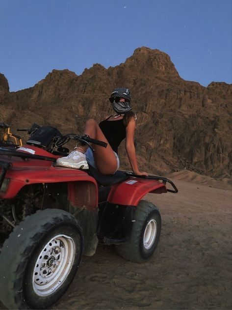 Desert Vacation Aesthetic, Desert Pics, Egypt Outfits, Desert Vacation, Dubai Outfits, Dubai Aesthetic, Atv Riding, Summer Picture Poses, Shotting Photo