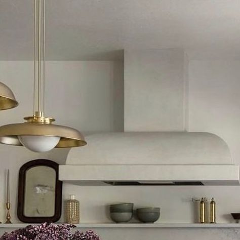 e a r t h a u s on Instagram: "| M a r b l e • F i n i s h Who else swooned over this elegant plaster range hood by @marrwall in “Dream Home Makeover” on @netflix (S4, E1)?! 🤍 The episode features a stunning kitchen transformation by @studiomcgee - the only thing missing was seeing team @marrwall in action creating lime plaster magic✨ #plasterartisan #artisanplaster | project notes Kitchen designer @studiomcgee Plaster artisan @marrwall Range hood finish @earthaus.plaster Builder @killowe Rectangular Range Hood, Plaster Stove Alcove, Unique Range Hood Covers, Plaster Hood With Wood Trim, Kitchen Hood Plaster, Plaster Hood Kitchen, Plaster Hood Vent, Plaster Range Hood, Studio Mcgee Kitchen