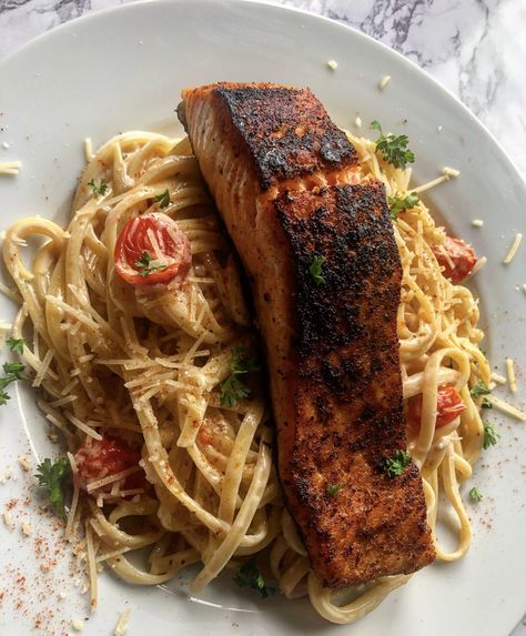 Salmon Linguine, Creamy Seafood Pasta, Creamy Salmon Pasta, Salmon Pasta Recipes, Creamy Seafood, Creamy Salmon, Linguine Recipes, Glam Kitchen, Salmon Pasta