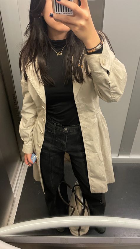 fall outfit, trench coat outfit, how to style trench coat, how to style a trench coat, turtle neck, how to style a turtle neck, black jeans, school outfit, high rised black jeans, high school outfit, school outfit inspiration, aesthetic outfit, aesthetic school outfit Rain Coat Outfit Aesthetic, Jeans School Outfit, Beige Trench Coat Outfit, School Outfit Inspiration, Outfit Trench, Style Trench Coat, Raincoat Outfit, Outfit School, Aesthetic School