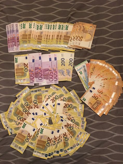 Was bedeutet Dir Geld?  Was ist das, was Du willst, das man für Geld nicht kaufen kann? Abundant Money, Euro Money, Money Vision Board, Teaching English Online, Fake Money, Playroom Storage, Rich Money, Money On My Mind, Money Origami