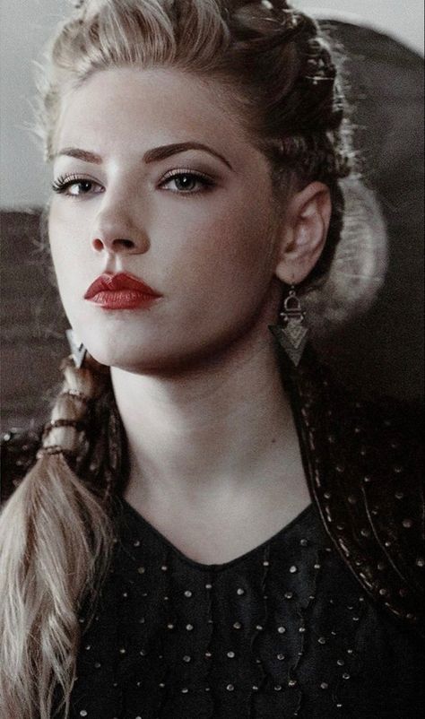 Vikings Hairstyles, Vikings Season 5, Katherine Winnick, Elven Hairstyles, Lagertha Hair, Vikings Lagertha, Ragnar Lothbrok Vikings, Vikings Season, Viking Braids