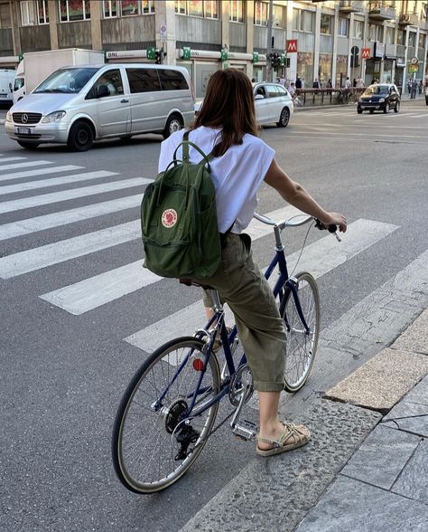 Green Backpack Outfit, Kanken Bag Aesthetic, Fjallraven Kanken Outfit, Kanken Backpack Outfit, Fjallraven Kanken Aesthetic, Kanken Backpack Aesthetic, Kanken Aesthetic, Fjallraven Backpack, Belt Bag Outfit