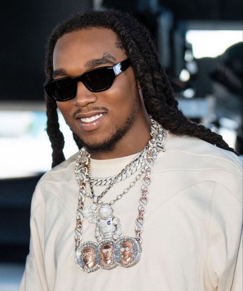 His beautiful smile. Rip Takeoff, Quavo Huncho, Migos Quavo, Migos Rapper, Famous Music Artists, Dark Skin Boys, Sports Celebrities, Swag Outfits Men, Rap Aesthetic