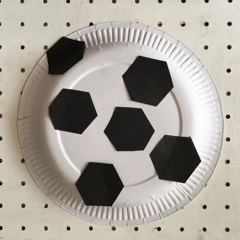 All ready for the Euro 2016 with our paper plate football craft for kids! Preschool Sports Crafts, Football Crafts Kids, Football Activities For Kids, Soccer Ball Crafts, Football Party Games, Sport Themed Crafts, Soccer Crafts, Racing Club, Football Activity