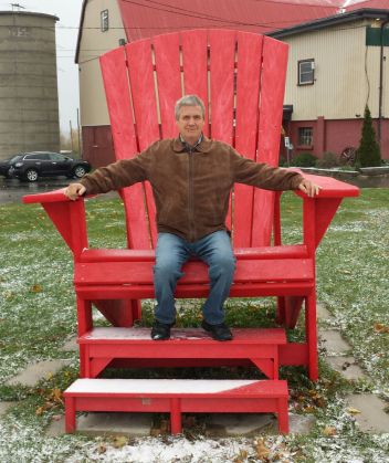 Fowler's Corners' giant red chair in Welwyn, Ontario, Canada - photo from carlwithbigthings blog (10/27/16) Giant Chair, Chair Measurements, Fall Quilt, Park Ideas, Camp Chair, Canada Photos, Red Chair, Fall Quilts, Roadside Attractions