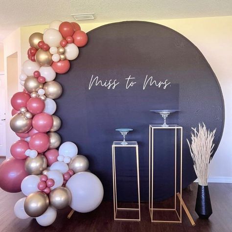 White Backdrop Ideas, Round Backdrop Ideas, Miss To Mrs Backdrop, Event Decor Ideas, Beauty And Beast Birthday, 88th Birthday, Round Backdrop, Gold Backdrop, Joyful Heart