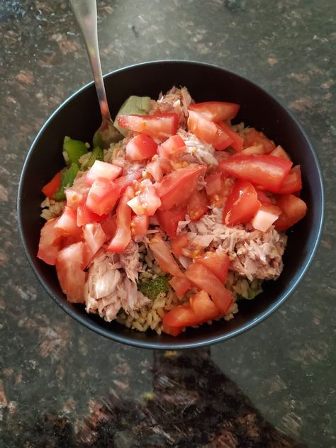 Tomatoe, Tuna, Broccoli and Brown Rice Salad Rice And Tuna, Tuna Broccoli, Broccoli And Brown Rice, Avocado Rice, Brown Rice Salad, Tuna Avocado, Sundried Tomato, Salad Recipes For Dinner, Rice Salad