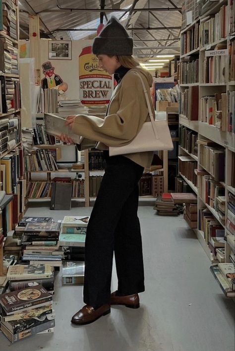 Burgundy Loafers Outfit, Brown Loafers Outfit, Brown Loafers Outfit Women, Normcore Aesthetic, Loafers Outfit Women, School Boyfriend, Brittany Bathgate, School Aesthetics, Normcore Fashion