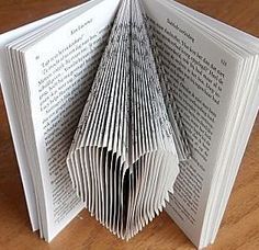 boekkunst hartje - Leer zelf een boek in een kunstige vorm vouwen in 9 delen. Inclusief gratis patronen. Diy Old Books, Library Inspiration, Book Folding Patterns, Folded Book Art, Book Sculpture, Quilling Paper Craft, Paper Art Craft, Book Folding, Paper Folding