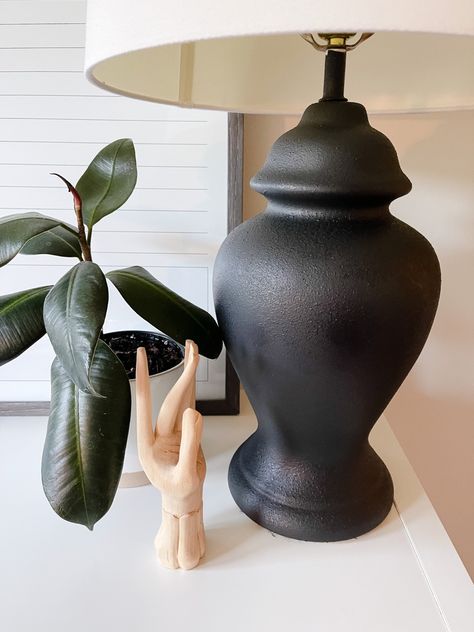 Spray Paint Ceramic, Spray Paint Lamps, Stone Spray Paint, Lamp Redo, Diy Lamp Makeover, Matte Black Spray Paint, Chalk Spray Paint, Matte Spray Paint, Textured Spray Paint