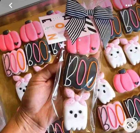 Pink Pumpkin Cookies Decorated, Pink Halloween Cookies Decorated, Fall Decorative Cookies, Boo Cookies Decorated, Bag Of Boos Cookies, Girly Halloween Cookies, Cute Decorated Cookies, Pink Pumpkin Cookies, Pastel Halloween Cookies