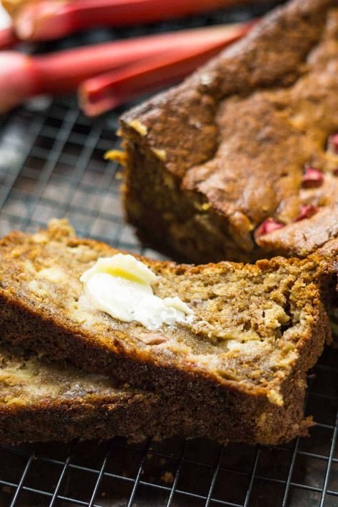 An incredibly moist rhubarb banana bread whose sweetness is balanced by the tart addition of rhubarb. A delicious breakfast or snack! Rhubarb Banana Bread, Banana Rhubarb, Jamaican Banana Bread Recipe, Rhubarb Bread Recipe, Rhubarb Bread, Parfait Breakfast, Recipes Bread, Moist Banana Bread, Frugal Family