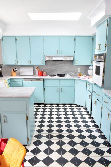 Retro Glam Kitchen, 50’s Kitchen, Kitchen Flooring Trends, Kitchen Countertop Appliances, Dated Kitchen, 50s Kitchen, Deco Pastel, Glam Kitchen, Kitchen Floor Tiles Ideas