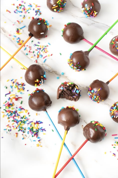 Chocolate Peanut Butter Cake Pops Chocolate Peanut Butter Cake Pops, Peanut Butter Cake Pops Recipe, Peanut Butter Cake Balls, Peanut Butter Cake Pops, Easy Peanut Butter Cake, Cake Pop Flavors, Cake Pops Recipe, Cake Pop Recipe Easy, Peanut Cake