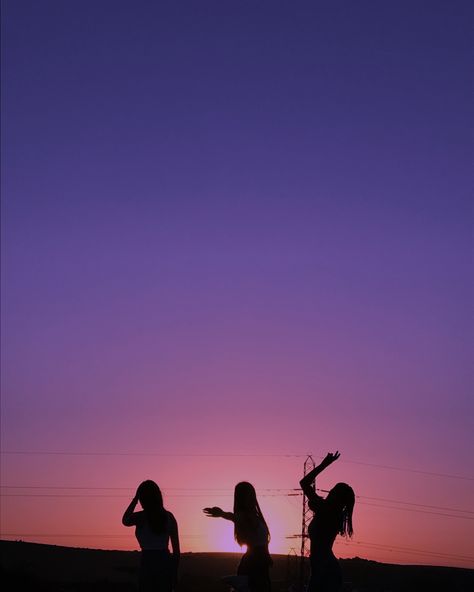 purple pink sky sunrise friends aesthetic vsco bestfriends goals sunset view Purple Hour, Bestfriends Goals, Stuff To Do With Friends, Pastel Iphone Wallpaper, Sky Sunrise, Sunset Girl, 3 Best Friends, Aesthetic Vsco, Purple Sunset