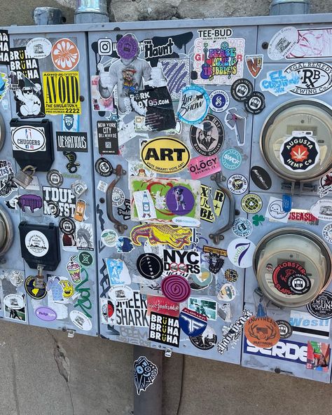 Sticker Graffiti Art Graffiti Slaps, Sticker Collage, Sticker Street Art, Graffiti Stickers, Graffiti Style Art, Hipster Wallpaper, Sticker Bomb, Art Street, Graffiti Styles