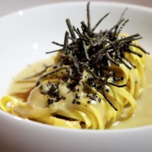 Black Truffle Sauce Recipes, Black Pasta Dishes, Truffle Pasta With Chicken, Pasta With Truffles, Creamy Truffle Pasta Recipe, Black Truffle Pasta Recipe, Black Truffle Oil Recipes, Truffle Dishes, Truffle Pasta Recipe