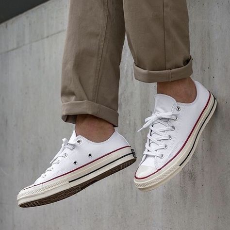 Low Converse Outfit, Canvas Sneakers Outfit, Converse All Star Outfit, Canvas Shoes Outfit, All Star Outfits, White Low Converse, Sneakers Outfit Street Styles, Converse White Sneakers, Low Converse