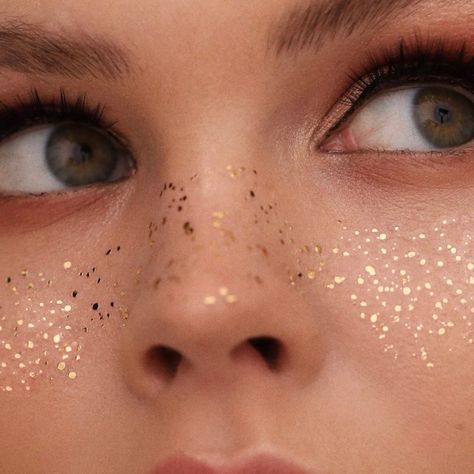 This Freckles Are Great For Photoshoots, Parties, Festivals!!! Coachella Must Have Coachella Inspired Makeup, Gold Star Makeup Look, Star Freckles Aesthetic, Gold Makeup Festival, Dark Eye Shadow Makeup, Simple Makeup For Oily Skin, Midsummer Nights Dream Make Up, Summer Festival Makeup Looks, Gold Face Tattoo