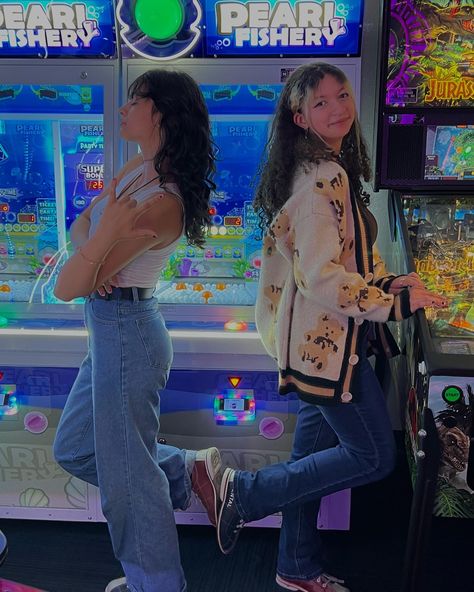 Arcade With Friends, Arcadecore Aesthetic, Bsf Poses, Mall Photos, Arcade Photoshoot, Retro Shoot, Summer Hangout, Prom Photoshoot, Best Friend Activities