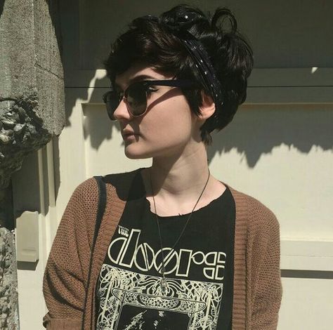 Rockabilly Pixie Hair, Black And White Pixie Hair, Curly Shag Pixie, Pixie Cut Fashion Outfits, Pixie Hair Outfits, Pixie Cut Ondulado, Short Dark Pixie, Goth Pixie Cut, Dark Pixie Cut