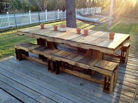 Table+en+palette+pour+une+utilisation+en+extérieur+sur+la+terrasse Pallet Table Outdoor, Pallet Picnic Tables, Animal Bed, Pallet Tables, Table Palette, Pallet Table Diy, Pallet Dining Table, Outdoor Pallet, Pallet Chair