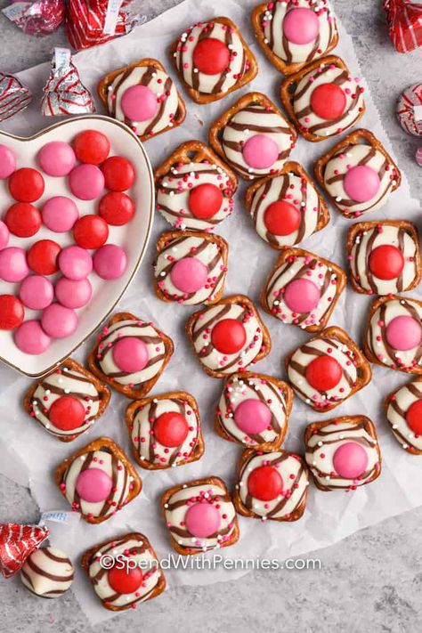 Valentine's Chocolate, Pretzel Desserts, Pretzel Treats, Valentines Snacks, Lunchbox Treats, Spend With Pennies, Valentine Desserts, Heart Shaped Cookies, Holiday Snacks