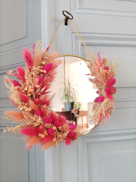 This beautiful mirror is adorned with natural dried flowers in pink's colors such as botao, glixia, broom bloom and lagurus, ensuring it remains a cherished piece for many years! This mirror is a unique artisanal creation, meticulously crafted in my floral studio in France. For multiple orders, please contact me directly via message. ✨ Features: Mirror size with flowers: approximately 25 cm. Mirror size: 20 cm. Perfect for home decoration, wall decor, birthday gift, anniversary gift, housewarmin Mirror Floral Decor, Wall Decor Birthday, Rustic Decoration, Natural Dried Flowers, Floral Mirror, Flower Mirror, Aesthetic Clinic, Clinic Design, Floral Studio