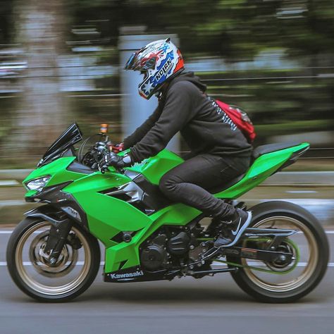 Ninja 400 Custom, Bike Couples Photography, Kawasaki Ninja 250r, Bike Couple, Ninja 400, Sports Bike, Futuristic Motorcycle, Pretty Bike, Sport Bike