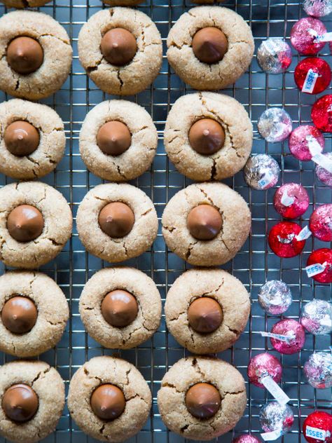 Best Peanut Butter Blossoms, Blossom Cookies Recipe, Cookies Thumbprint, Cookies Snickerdoodle, Kiss Cookie Recipe, Chocolate Kiss Cookies, Peanut Butter Blossoms Recipe, Hershey Kiss Cookies, Peanut Butter Blossom