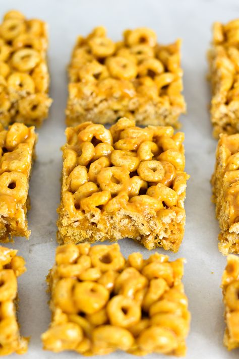 Easy No Bake Peanut Butter Cheerio Bars recipe. These cheerio treats are the best way to satisfy your sweet tooth in under 15 minutes. Ground Beef Potato Casserole, Beef Potato Casserole, Cheerio Treats, Peanut Butter Cheerio Bars, Peanut Butter Pretzel Bites, Cheerio Bars, Cereal Bars Recipes, Chocolate Rice Krispies, Baked Mac And Cheese Recipe