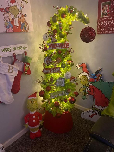 Grinch Christmas Bedroom Decor, Grinch Christmas Room Decor, Grinch Room Decor Ideas, Grinch Christmas Decorations Bedroom, Grinch Bedroom Ideas, Grinch Tree Decorating Ideas, Hobby Lobby Grinch Tree Decorated, Grinch Indoor Decorations, Grinch Themed Bedroom