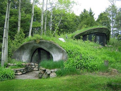 Underground homes, or earthen homes, have extreme benefits over above ground housing across the entire board. Some of these beneficial qualities include their ability to save space above ground, their extreme insulative properties which make Case Sotterranee, Casa Dos Hobbits, Earth Sheltered Homes, Casa Hobbit, Earthship Home, Earth Sheltered, Underground Homes, Unusual Homes, Cob House