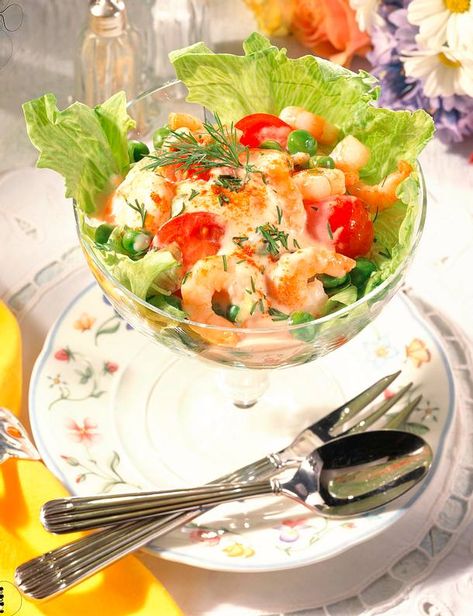 Unser beliebtes Rezept für Shrimps-Cocktail in Cognac-Soße und mehr als 65.000 weitere kostenlose Rezepte auf LECKER.de. Prawn Salad, Pineapple Salad, Prawn Cocktail, Appetizer Bites, Shrimp Cocktail, Appetizer Dips, Deep Sea, Finger Foods, Seafood Recipes