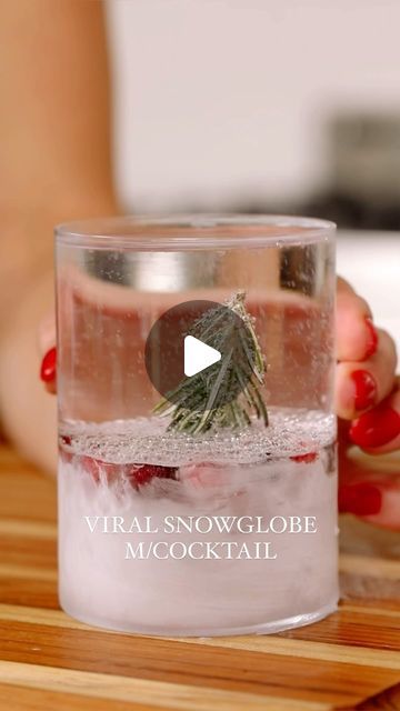 Drink Ideas Vodka, Snowglobe Cocktail, Vodka Soda, Cocktail And Mocktail, Festive Drinks, Mocktail Recipe, Christmas Cocktails, Drink Ideas, Holiday Drinks