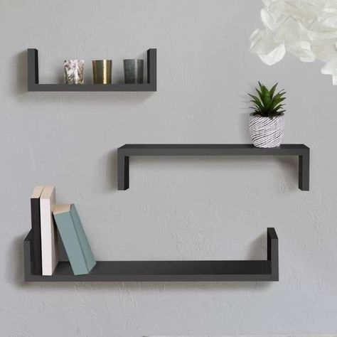 Floating shelves stand Clothing Store Design, Deco Originale, Estantes Flotantes, Store Design, Wall Shelves, Floating Shelves, Clothing Store, Vision Board, Decor Ideas