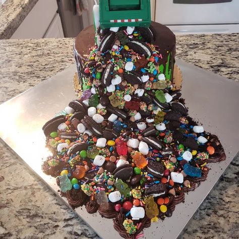 Garbage Cake Ideas, Garbage Truck Birthday Cake, Garbage Truck Cake, Truck Birthday Cakes, Trash Truck, Cake In A Can, Truck Cake, Dads Birthday, Truck Cakes